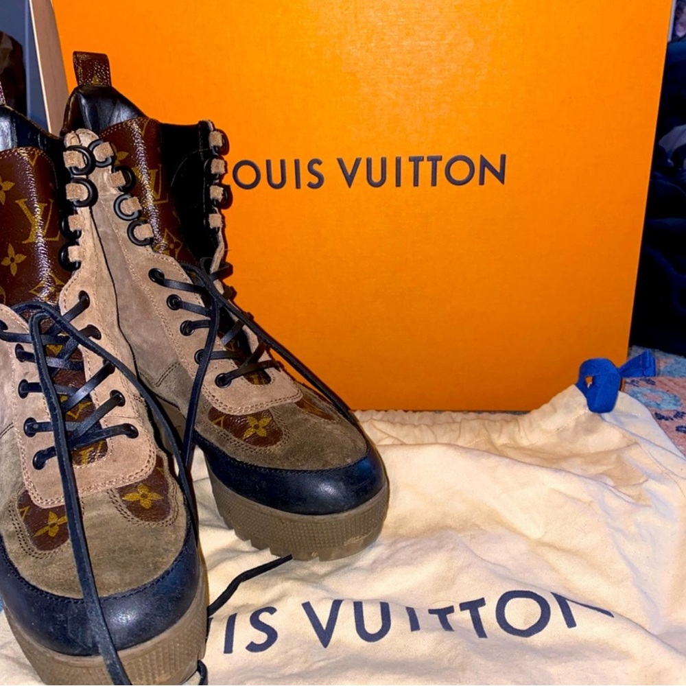 Louis Vuitton Elegant Lace Up Boots in Classic Black